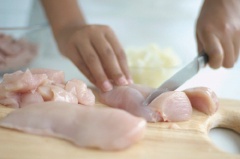 Chuẩn bị đầy đủ nguyên liệu còn lại. Gọt vỏ thơm, bỏ mắt, cắt nhỏ. Ớt chuông rửa sạch, cắt nhỏ. Rau húng quế nhặt lá rửa sạch. Thịt gà rửa sạch, cắt miếng vừa ăn.