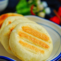 Bày trí bánh bao đậu đỏ chay chiên áp chảo ra đĩa và thưởng thức thôi nào. Những chiếc bánh bao vỏ giòn giòn, dai dai bên ngoài, nhân đậu đỏ ngọt bùi bên trong thật ngon miệng. Chắc chắn các bé nhà bạn sẽ thích thú với món bánh bao đậu đỏ này đấy.