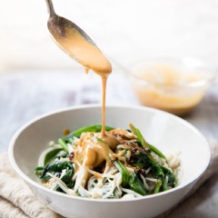 Chuẩn bị nước sốt trột salad: cho 3 muỗng sốt mè vừa chuẩn bị vào chén cùng 3 muỗng nước, tỏi băm, 1/2 muỗng nước tương, muối, 1/2 muỗng giấm, 1/2 muỗng dầu mè. Khuấy đều nước sốt lên với nhau cho hòa quyện. Trước khi ăn chỉ cần xếp rau, nấm lần lượt ra dĩa, rưới nước sốt mè vừa làm lện và trộn đều lên là xong.