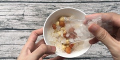 Cho yến đã ngâm và hạt sen vào chén. Cho long nhãn khô và đường phèn vào.