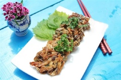 Bày trí chả nấm ra đĩa và dùng nóng.