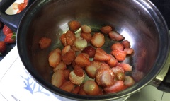Cho dâu vào nồi cùng 1 muỗng canh đường, đun trên lửa vừa. Đảo nhanh tay để dâu không bị bám dưới đáy nồi. Gia giảm lượng đường tùy theo sở thích của bạn.