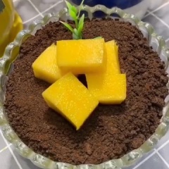 Cho sinh tố xoài ra tô, phủ phần bánh oreo đã giã nhuyễn lên, sau đó cho thêm vài lát xoài lên sau để trang trí. Vậy là món Yaourt xoài và oreo đã hoàn tất và sẵn sàng phục vụ rồi nhé!