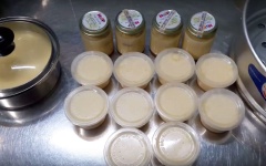 Bỏ đường vào chảo làm caramel, đổ vào ít nước vừa thấm mặt đường. Bắc lên bếp quậy đến khi có màu nâu đậm. Đổ caramel vào khuôn. Múc hỗn hợp trứng sữa vào khuôn và đậy nắp lại chuẩn bị hấp chín.