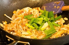 Cho thêm giá đỗ, khuấy đều trong nước sốt. Tắt lửa, thêm hành lá cắt nhỏ, nêm nếm gia vị theo khẩu vị.