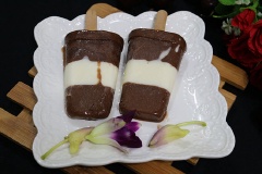 Kem chuối cacao ngọt thơm mát lạnh với hương chuối chín tự chiên thơm thoang thoảng, hòa quyện cùng huơ cacao rất đặc trưng. Hứa hẹn sẽ là món kem giải nóng được ưa chuộng trong những ngày nắng nóng nhé!