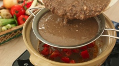 Bắt nồi đất lên bếp cùng một ít dầu ăn phi thơm 5gr hành tím băm, rồi cho 30gr cà chua vào xào đều. Để lấy phần riêu cua, bạn dùng rây đổ nước thịt cua sơ chế vào nồi, hòa thêm nước lọc một hai lần qua rây nữa rồi bỏ phần xác cua đi. Khi nước dùng đã sôi to riêu cua bắt đầu xuất hiện, bạn dùng rây để vớt riêu cua cho ra dĩa riêng.