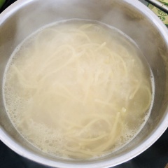 Bắt nước bỏ vào nồi, thêm 2 muỗng cà phê muối và 1 muỗng canh dầu ăn vào. Đợi nước sôi thì cho mì vào luộc đến khi chín tới thì trút ra để ráo nước.