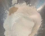 Trộn bột, muối, đường, men nở trong thố. Chú ý để men nở và muối cách xa. Bóp bơ vào bột để tạo vụn nhỏ 🇬🇧Combine the flour, salt, yeast and sugar in a large mixing bowl. Rub in the softened butter until the mixture looks like fine breadcrumbs.