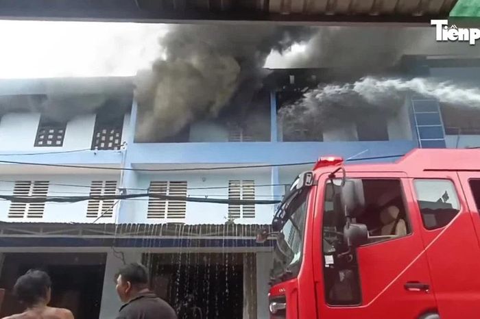 [Clip] Cháy kho hàng điện máy ở TPHCM, thiêu rụi nhiều tài sản - Báo Tiền Phong