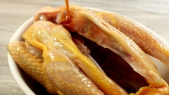 Gà ta chọn con khoảng 1kg5, làm sạch, mổ một đường dọc bụng gà. Rưới sốt ướp lên thịt gà và xoa bóp đều bên ngoài lẫn bên trong bụng để thịt được thấm đều gia vị. Ướp gà khoảng 30 phút.