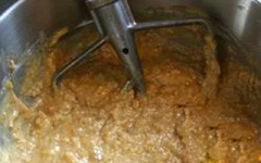 Cuối cùng đổ dầu ăn vào hỗn hợp vừa đánh xong, tiến hành trộn đều. Mở trước lò nướng để làm nóng lò nhé! Múc hỗn hợp bánh cho vào khuôn bánh chữ nhật, đặt lên khay nướng. Sau đó đặt khay nướng ngay ngăn giữa của lò, nhiệt độ trên dưới là 180 độ C, đậy nắp lò nướng chỉnh thời gian làm bánh sữa chua trong khoảng khoảng 30 đến 40 phút là bánh chín. Tùy vào độ dày, mỏng của bánh mà thời gian nướng cũng sẽ khác nhau.