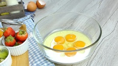 Để làm bánh bông lan cuộn trước hết đem tách lòng trắng và lòng đỏ thành 2 âu khác nhau. Trong âu đựng 5 lòng đỏ trộn đều 55gr sữa tươi, 50 gr dầu ăn và 1/2 muỗng cà phê vani vào.