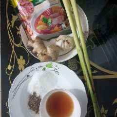 Đập dập gừng và sả cho vào nồi đun sôi sau đó bỏ đoạn ruột vào trần (lưu ý: đây là cách làm sạch ruột và loại bỏ mùi hôi nhanh ko tốn nhiều công sức mà vẫn giữ đc lớp mỡ béo bên trong ruột) . Sau khi trần ruột sơ qua thì đem ruột ra cắt thành đoạn và lộn bề trong ra rửa sạch các chất bẩn sau đó lộn lại .Tỏi băm nhuyễn
