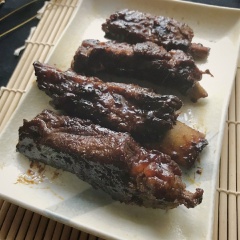 Thịt được nấu theo cách này sẽ róc xương nhưng vẫn rất mềm ẩm không hề bị dai, lại rất thấm gia vị.