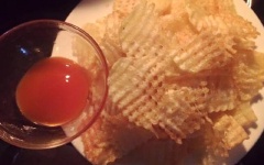 Snack khoai tây hình lưới đã hoàn thành. Món này mà chấm cùng tương ớt ngon tuyệt!