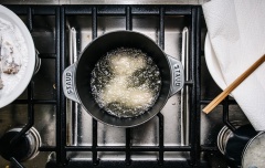 Canh gà làm sạch, chặt đôi. Trộn đều nước mắm, tỏi băm, nước cốt chanh trong tô. Cho cánh gà vào ướp trong 1 giờ. Trút bột gạo vào bát. Bắc chảo dầu lên bếp, đun sôi già. Nhúng cánh gà qua lớp bột gạo rồi thả vào chảo dầu chiên.