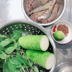 Bào bầu thành từng lát, lá quế rửa sạch rồi lặt vài lá cho vừa đủ xài. Tôm rửa sạch, cắt bớt đầu và râu tôm.