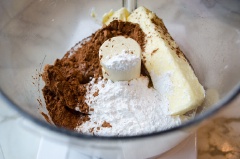 Trong lúc chờ bánh nguội thì chúng ta làm phần kem bên trên nhé. Bẻ nhỏ chocolate sữa vào tô, đặt trong lò vi sóng quay chảy. Sau đó cho 250g bơ, 110g đường bột, 80g bột cacao, muối và xay thật đều mịn. Thêm siro bắp vào tiếp tục xay nhuyễn và cho phần chocolate sữa tan chảy vào xay tiếp đến khi thành hỗn hợp thật mịn, mượt là được. Bánh đã nguội hẳn bạn lấy ra, bắt phần kem vừa chuẩn bị lên trên là hoàn thành rồi đó.