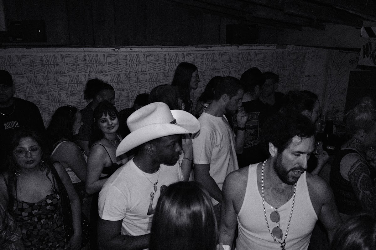 @tlau.photos_thelostandunfounds_2026-03-22_austin_last_night_noir_007