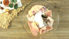 Cắt tai heo, lưỡi heo thành những miếng nhỏ hơn rồi ướp cùng 15gr hành tím băm, 15gr tỏi băm, 5gr hạt nêm, 30gr đường, 3gr tiêu, 5gr ngũ vị hương, 30gr dầu hào, 50gr nước tương và 1 muỗng canh dầu ăn. Thoa đều và ướp khoảng 30 phút cho tai heo ngấm gia vị.