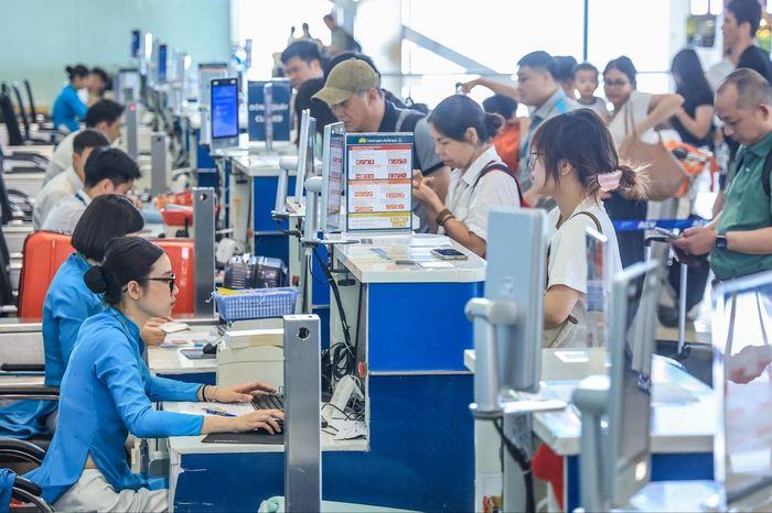Hàng không phục vụ 46 triệu lượt khách trong 4 tháng đầu năm - Đài Phát thanh và truyền hình Hà Nội