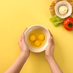 Trứng khuấy: Đập 3 quả trứng gà vào tô, cho vào 2 muỗng canh sốt mayonnaise, 1/2 muỗng cà phê tiêu, 1/3 muỗng cà phê muối và khuấy đều cho tan hỗn hợp. Sau đó, cho 1 muỗng canh dầu ăn vào chảo, trút phần trứng vô, để lửa nhỏ dùng đũa khuấy liên tục cho đến khi trứng keo lại nhưng không bị quá khô.