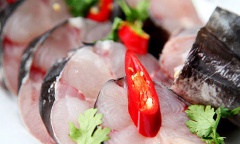 Cá lăng rửa sạch, dùng dao khứa nhiều đường lên thân cá hoặc cắt cá thành những lát nhỏ mỏng hay dày tùy sở thích, rửa qua nước sôi và rượu để khử mùi tanh. Băm nhỏ hành tím, tỏi, rồi trộn chung với sả xay, tương ớt, dầu hào, nước mắm, mật ong, ngũ vị hương, tiêu, bột ngọt.