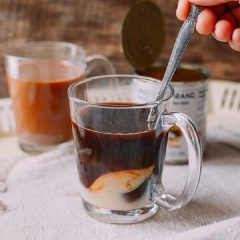 Sau khi cà phê đã lọc xong thì dùng thìa khuấy đều cà phê cùng sữa đặc. Lúc này bạn nêm nếm lượng sữa và cà phê lại theo khẩu vị cho phù hợp nhé!