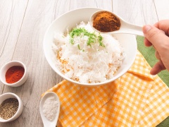 Trong một bát lớn, hãy cho bột chiên xù, vỏ chanh bào, dừa, bột cà ri, bột ớt, muối và tiêu trộn đều.