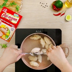 Cho 1 lít nước vào nồi, đun sôi, nhúng muỗng vào nước sôi rồi múc từng muỗng chả cá cho vào nồi. Nhúng muỗng vào nước để múc chả cá dễ dàng hơn.