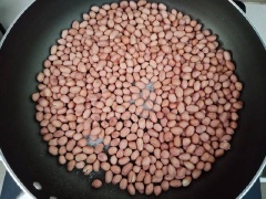 Đậu phộng rang vàng với muối. Đậu vàng giòn thì đổ ra rổ xốc cho rớt hết muối.