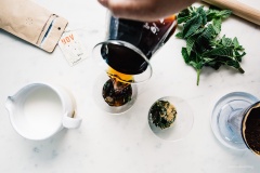 Bạn chuẩn bị cà phê đen, có thể pha theo kiểu cà phê phin của Việt Nam hay dùng màng lọc để pha Espresso đều được. Cho lá bạc hà ra ly, rắc đường vào, đùng một cái chày nghiền nhuyễn lá bạc hà rồi rót cà phê vào, khuấy đều.