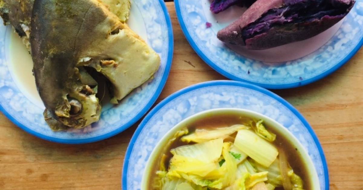 Bữa ăn tiết kiệm: khoai lang tím luộc, cá chim biển trắng hấp, canh cải thảo