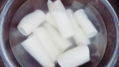 Sắn gọt bóc vỏ rửa sạch, cắt từng khoanh chỉ còn lõi trắng cho vào ngâm với nước muối từ 4-8 giờ cho sắn nhả bớt nhựa và loại trừ độc tố. Cẩn thận hơn thì các bạn thay nước vài lần trong quá trình ngâm. Tuyệt đối không ăn sắn sống vì dễ ngộ độc.