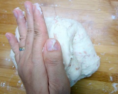 Làm ấm sữa (khoảng 35 - 40 độ C), cho 1 muỗng canh đường vào hòa đều rồi rắc men vào, đậy lại khoảng 5 phút cho men nở (men nở là sủi bọt như riêu cua). Trộn đều 250g bột mì với 1/2 muỗng cà phê muối, cho hỗn hợp sữa - men vào, dùng đũa cả khuấy đều rồi thêm 2 muỗng canh dầu ăn và thịt xông khói vào nhồi đều. Rắc ít bột áo ra bàn, nhồi theo kiểu gấp lại và ấn bằng gan bàn tay. Nhồi bột đến khi dai và không dính tay là được (khoảng 15 phút).