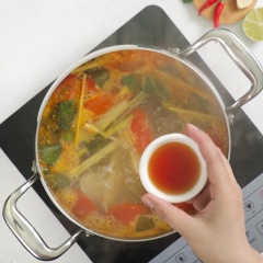 Sau đó, cho 2 lít nước lọc, 5 gram lá chanh vò sơ, 2 cây sả cây đập dập, 4 lát gừng, 4 lát riềng vào nồi rồi nấu sôi. Tiếp đến, nêm 1 muỗng canh đường, 1/2 muỗng canh muối, 2 muỗng canh nước mắm, 1 muỗng canh hạt nêm, khuấy đều, nêm nếm lại cho vừa ăn.