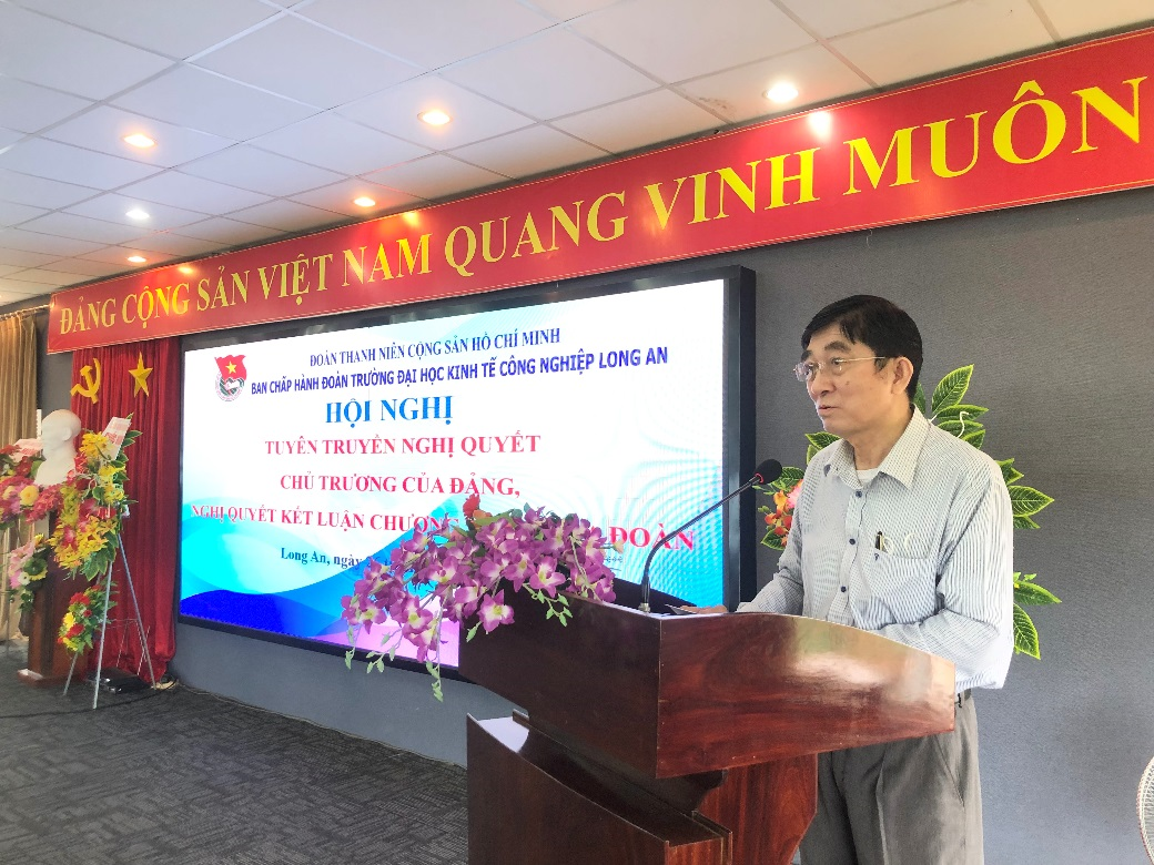 Đồng chí Huỳnh Văn Xê – Phó Bí thư Đảng ủy trường tuyên truyền Nghị quyết Đại hội Đảng viên Đảng bộ cơ sở Trường ĐH KTCN Long An Khóa II – nhiệm kỳ 2020-2025 