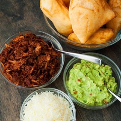 Giờ thì chuẩn bị nốt bơ và cà chua ra là ăn được rồi! Các bạn có thể để nguyên thịt bò lúc lắc, thái bơ và cà chua thành miếng vuông nhỏ. Hoặc xé nhỏ thịt bò lúc lắc và xay nhuyễn bơ với cà chua để làm thành sốt. Kẹp tất cả nhân vào bên trong bánh này.