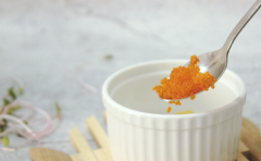 Pha sốt salad với 1 muỗng cà phê sốt mayonnaise, 1/2 muỗng cà phê mù tạt vàng, 1 muỗng cà phê trứng cá chuồn và 30 ml nước ép cam, đánh lên cho hòa quyện đều thành sốt.