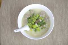Múc cháo cho ra chén trang trí với một chút tiêu xay, hành lá, ngò rí, lá cần tây thái nhỏ hay bất cứ thứ gì bạn thích! Món cháo có thể dùng nóng rất ngon. Nếu thấy nhạt có thể thêm ít hạt nêm hay nước mắm mặn tùy thích. Nếu dùng cho trẻ thì nên cho ít tiêu thôi nhé!