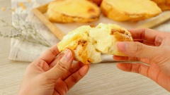 Món bánh mì nướng Hạ Long béo ngậy, vị ngọt ngọt mặn mặn và bánh mì giòn tan sẽ rất phù hợp cho những ngày mưa này.
