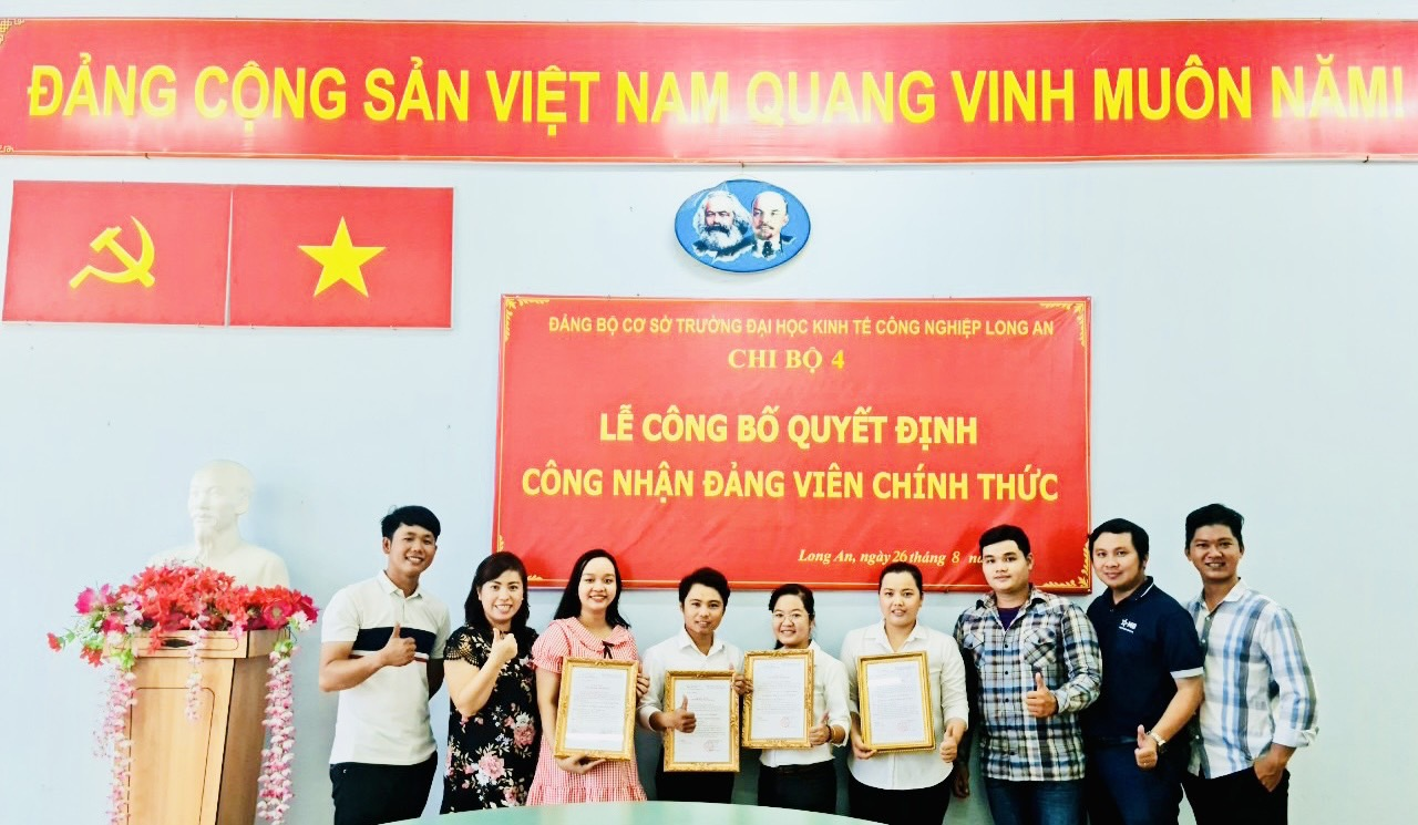 Đồng chí Nguyễn Thị Bảo Châu - Bí thư Chi bộ 4 cùng toàn thể Đảng viên đang sinh hoạt tại Chi bộ 4