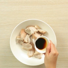 300gr thịt ba chỉ cắt nhỏ, đem chần sơ cùng 1 muỗng canh đường. Cho vào tô trộn đều cùng 1/2 muỗng canh đường, 1/2 muỗng canh nước tương