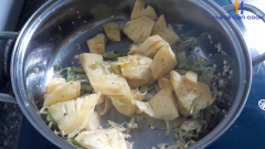 Cho 2 muỗng canh dầu ăn vào nồi, cho tỏi vào phi thơm, khi tỏi thơm rồi cho xả cắt khoanh tròn vào, xào tiếp đến khi nghe mùi sả thơm thì cho thơm vào, xào 10s thì cho đường vào, xào tiếp 3p thì cho 0.5 lít nước vào nấu sôi.
