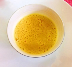 Cho phèn chua vào nồi nước, đun sôi rồi cho đu đủ vào chần qua 1 phút. Phèn chua giúp cho mứt có độ trong và dai hơn nên đây cũng là một công đoạn không thể thiếu trong quá trình làm các loại mứt từ củ quả, trái cây. Chanh dây bổ đôi, lấy ruột, cho qua rây chà lấy phần nước cốt.