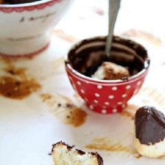 Cho chocolate vào lò, quay nóng chảy rồi nhúng bánh vào chocolate. Chỉ nhúng 1 phần hay toàn bộ bánh tùy theo sở thích nhé!