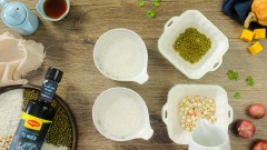 Gạo nếp, gạo tẻ vo sạch, ngâm với nước từ 2 đến 4 tiếng cho nở mềm, sau đó chắt nước ra để ráo. Đậu xanh và hạt sen nhặt bỏ hạt hư, rửa qua nước một lần rồi ngâm với nước lọc ít nhất 2 tiếng, chắt bỏ nước ngâm đậu xanh, giữ lại nước ngâm hạt sen.