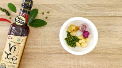 Giã nhuyễn 10gr tỏi, 10gr hành tím, 10gr gừng và 5gr tiêu hạt xanh. Sau đó cho vào cối 5gr hạt nêm, 30gr đường, 30gr tương cà và 50ml nước mắm Vị xưa. Dùng muỗng khuấy hỗn hợp đến khi đường tan hoàn toàn.