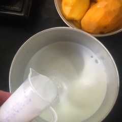Cho kem và sữa tươi vào âu lạnh đánh với chế độ vừa cho bông nhẹ, sau đó cho đường bột vào từ từ cho kem bông cứng tạo thành chóp.